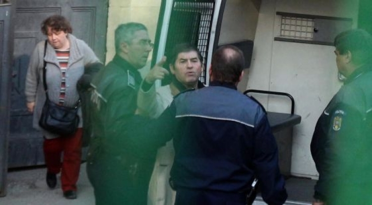 Mihai Vlasov la intrarea in duba politiei